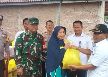 Polda Lampung Salurkan Bantuan 250 Paket Sembako untuk Warga Terdampak Banjir di Desa Sukajaya Lempasing