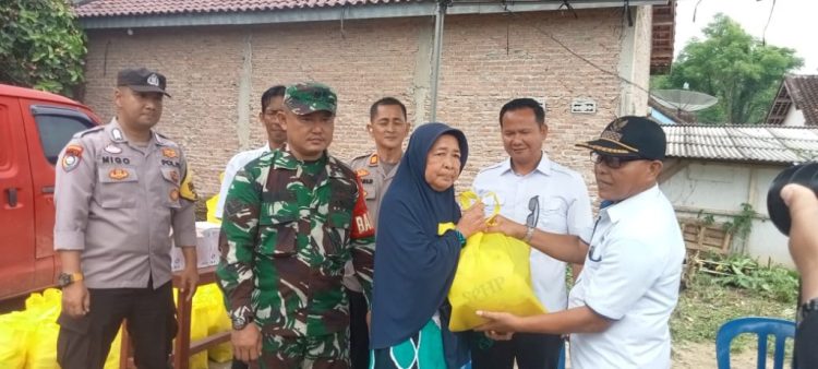 Polda Lampung Salurkan Bantuan 250 Paket Sembako untuk Warga Terdampak Banjir di Desa Sukajaya Lempasing
