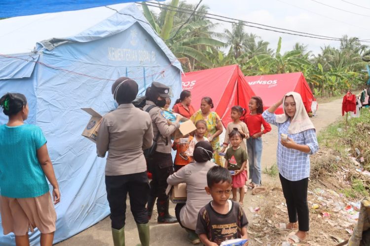 Polwan Lampung Selatan Hibahkan Senyum di Tengah Pengungsian Banjir