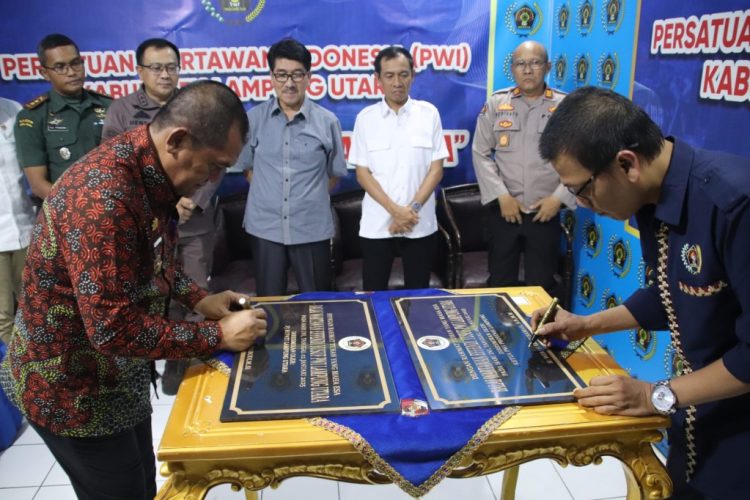 Pj Bupati dan Ketua PWI Lampung Resmikan Balai Wartawan Effendi Yusuf