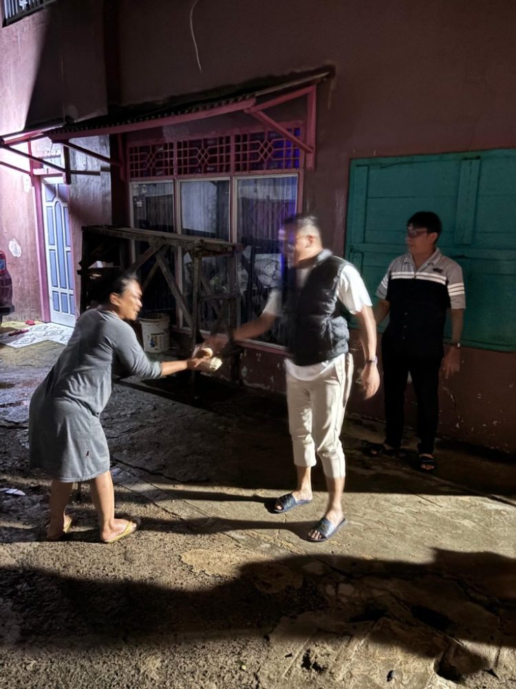 Gilang Ramadhan Turun Langsung Bantu Warga Korban Banjir