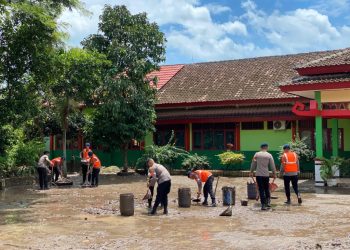 Tim SAR Satuan Brimob Polda Lampung Bersihkan Rumah Warga dan Sekolah Terdampak Banjir