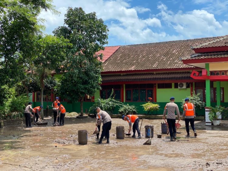 Tim SAR Satuan Brimob Polda Lampung Bersihkan Rumah Warga dan Sekolah Terdampak Banjir