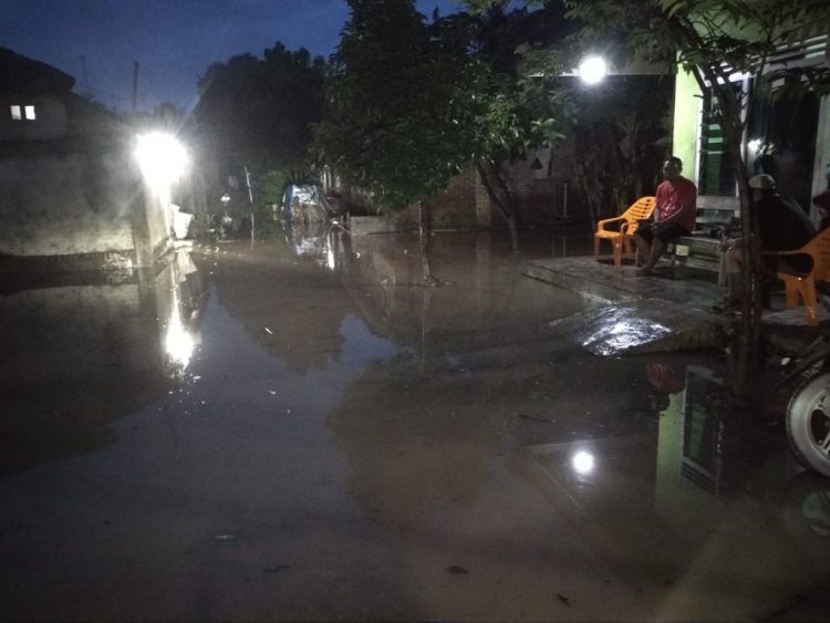 Hujan Deras Picu Meluapnya Kali Bulok, Rumah Warga Tergenang Banjir