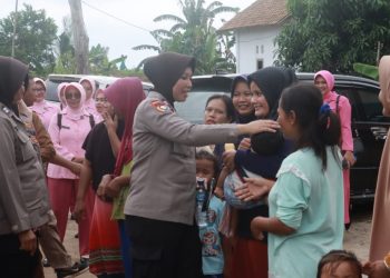 Kapolres Lampung Selatan dan Bhayangkari Salurkan Bantuan kepada Korban Banjir di Candipuro