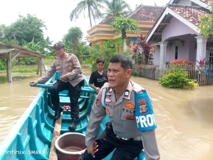Kapolsek Sragi Tinjau Banjir di Dusun Umbul Besar, Debit Air Capai 75 cm