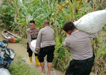 Personel Sat Samapta Polres Lampung Selatan Evakuasi Barang Warga Saat Banjir