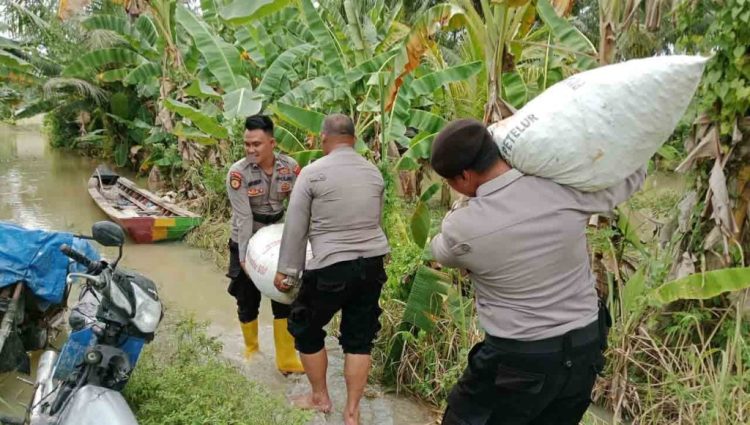 Personel Sat Samapta Polres Lampung Selatan Evakuasi Barang Warga Saat Banjir