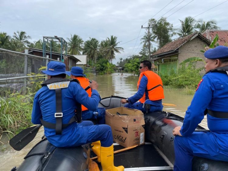 Gabungan Polairud Polda Lampung dan Polres Lampung Selatan Evakuasi Warga Terdampak Banjir
