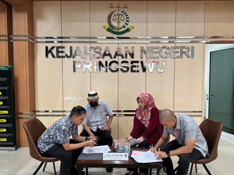 Kejari Pringsewu Terima Uang Titipan Pengembalian Kerugian Negara dalam Kasus Korupsi Hibah LPTQ