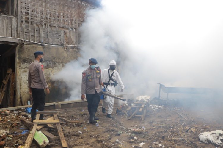 Polda Lampung Gelar Fogging dan Sosialisasi Pencegahan Demam Berdarah
