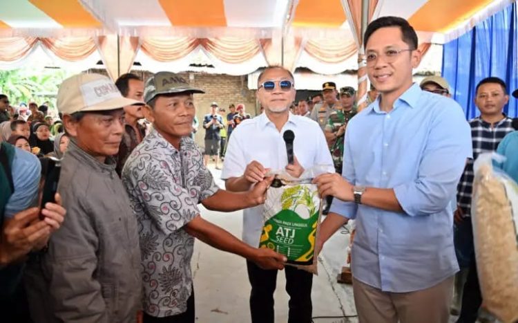 Zulkifli Hasan Salurkan Bantuan Pangan dan Bibit Pertanian untuk Korban Banjir di Lampung Selatan