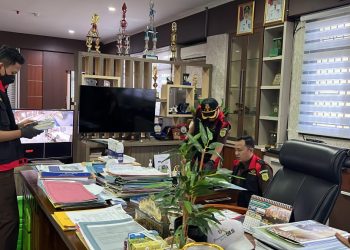 Tim Penyidik Kejari Pringsewu Geledah Ruang Kerja Sekda dan Rumah Dinas Terkait Dugaan Korupsi Dana Hibah