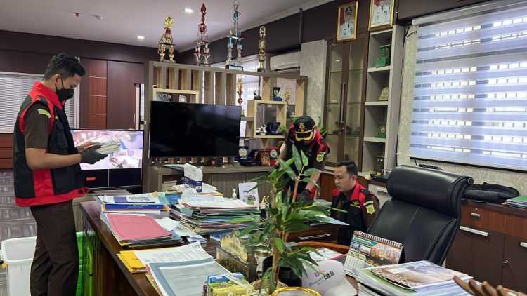 Tim Penyidik Kejari Pringsewu Geledah Ruang Kerja Sekda dan Rumah Dinas Terkait Dugaan Korupsi Dana Hibah