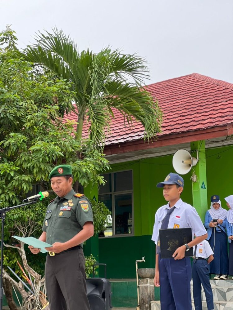 Koramil 412 Kotabumi Gelar Upacara di SMPN 7 Kotabumi, Tanamkan Semangat Nasionalisme untuk Indonesia Emas 2045