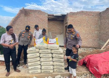 Kapolres Lampung Selatan Beri Bantuan kepada Janda Sebatang Kara Korban Angin Kencang