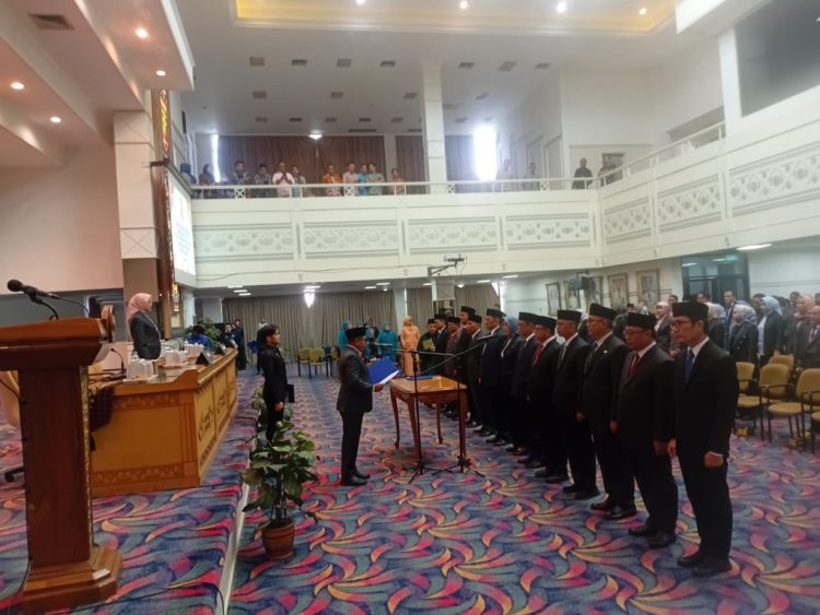 Pj Gubernur Lampung Lantik 12 Pejabat Eselon II, Tekankan Profesionalisme dan Inovasi