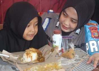Polres Lampung Selatan Lanjutkan Program “Jumat Berkah” dengan Pembagian Makanan Bergizi di SDN 4 Kalianda