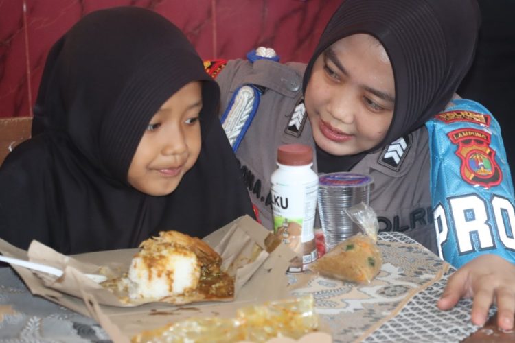 Polres Lampung Selatan Lanjutkan Program “Jumat Berkah” dengan Pembagian Makanan Bergizi di SDN 4 Kalianda