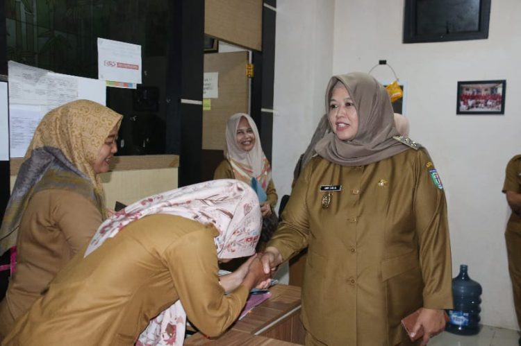 Hari Pertama Bertugas, Wabup Pringsewu Umi Laila Silaturahmi dengan Pegawai Sekretariat