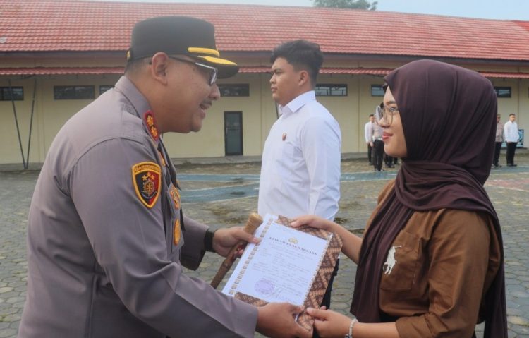 Mahasiswi Berani Gagalkan Perampokan, Terima Penghargaan dari Kapolres
