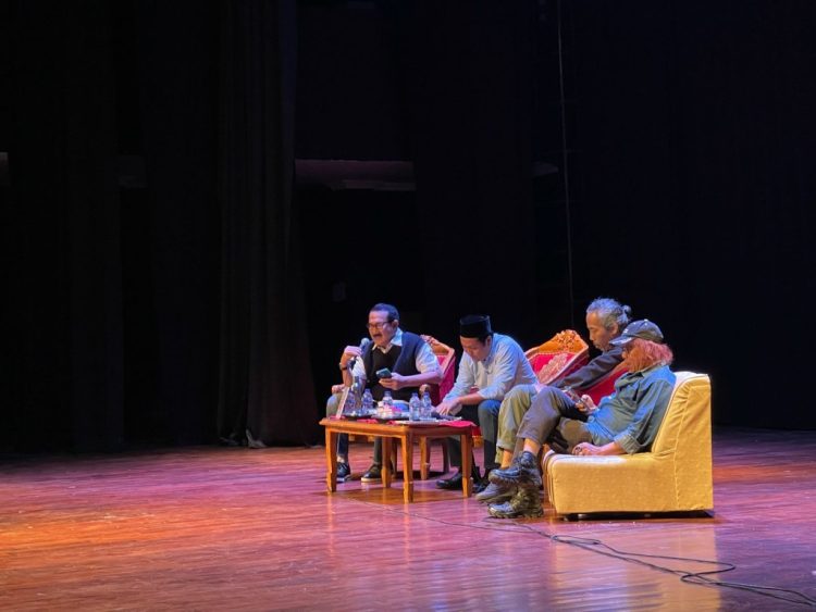 Dua Mata Pisau Analisis Bedah “Satu Ciuman, Dua Pelukan” Karya Isbedy Stiawan