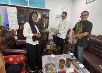 Isbedy Serahkan Karya Sastra ke Perpusda Lampung, Riski Sofyan: Aset Berharga untuk Literasi Daerah