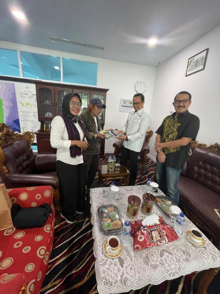Isbedy Serahkan Karya Sastra ke Perpusda Lampung, Riski Sofyan: Aset Berharga untuk Literasi Daerah