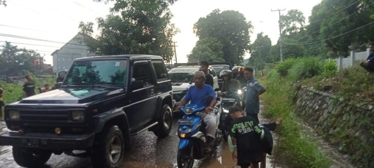 Longsor di Jalan Martadinata-Lempasing, Arus Lalu Lintas Tersendat