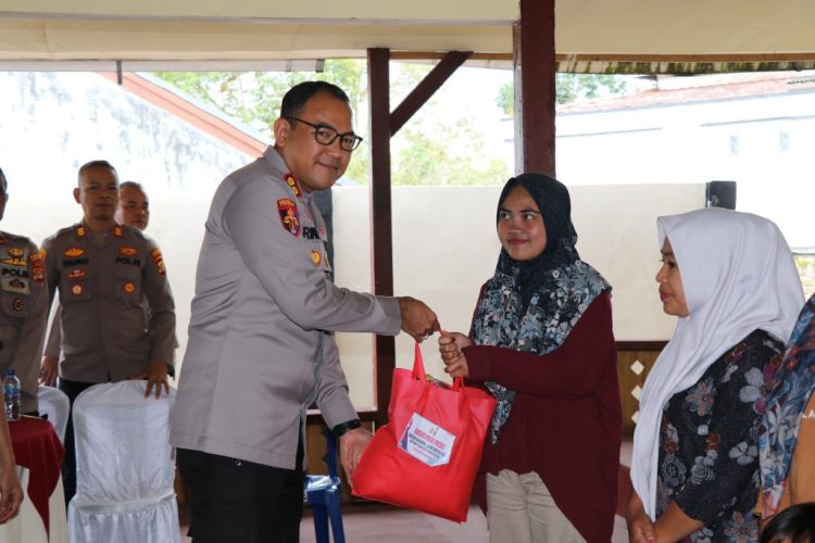 Polres Lampung Barat dan Mahasiswa Gelar Baksos Ramadan, Ringankan Beban Warga