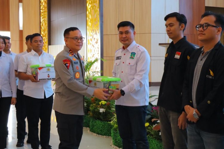 Polda Lampung Bersama Mahasiswa Salurkan 4.500 Paket Sembako Sambut Ramadan