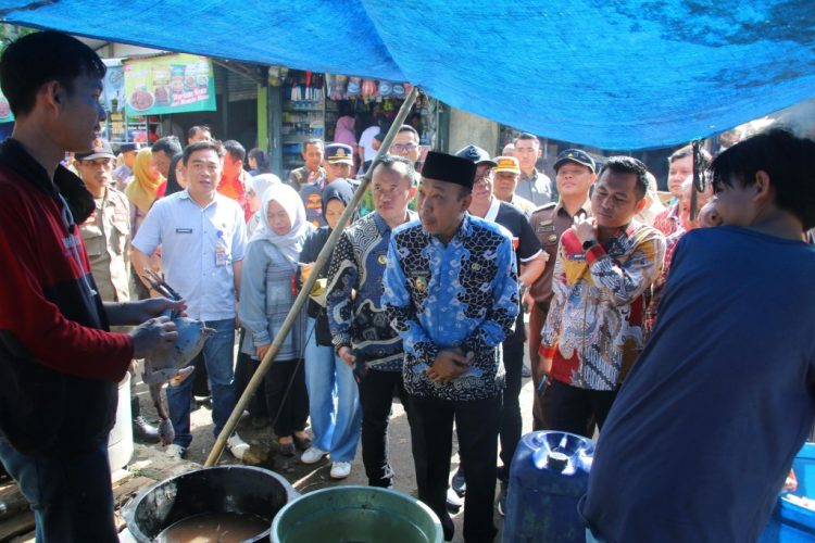 Plh. Bupati Lampung Utara Sidak Pasar dan Bulog, Pastikan Harga Stabil Jelang Ramadhan