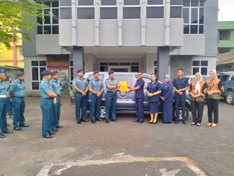 Gotong Royong Majukan Pendidikan, Lanal Lampung Hibahkan Kendaraan Operasional untuk Yayasan Hang Tuah