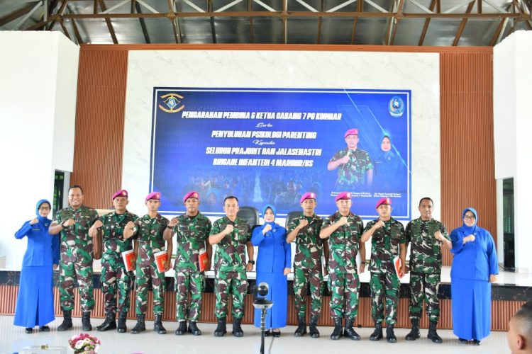 Danbrigif 4 Mar/BS Berikan Pengarahan dan Penghargaan kepada Prajurit serta Jalasenastri