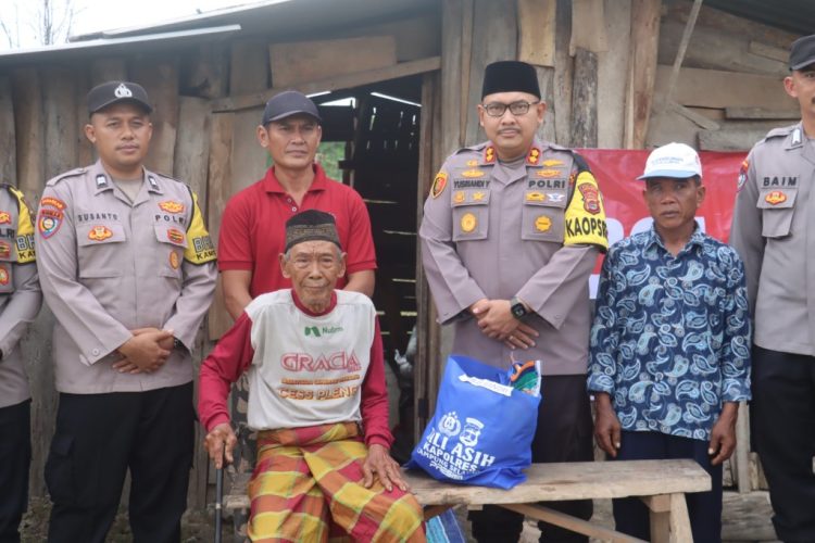 Kapolres Lampung Selatan Kunjungi Kakek Sokim, Lansia Sebatangkara di Rumah Tak Layak Huni