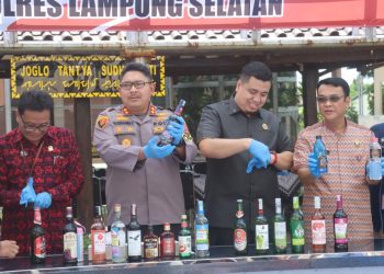 Polres Lampung Selatan Musnahkan Ratusan Botol Miras Jelang Ramadhan, Pastikan Lingkungan Kondusif