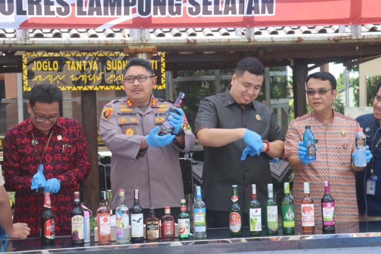Polres Lampung Selatan Musnahkan Ratusan Botol Miras Jelang Ramadhan, Pastikan Lingkungan Kondusif