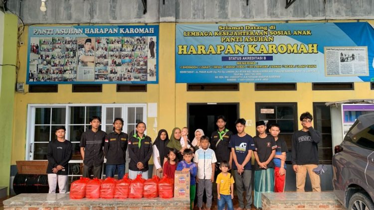 Yayasan Alfian Husin dan Sedulur Mirza Bagikan 100 Nasi Kotak untuk Panti Asuhan dan Warga Bandar Lampung