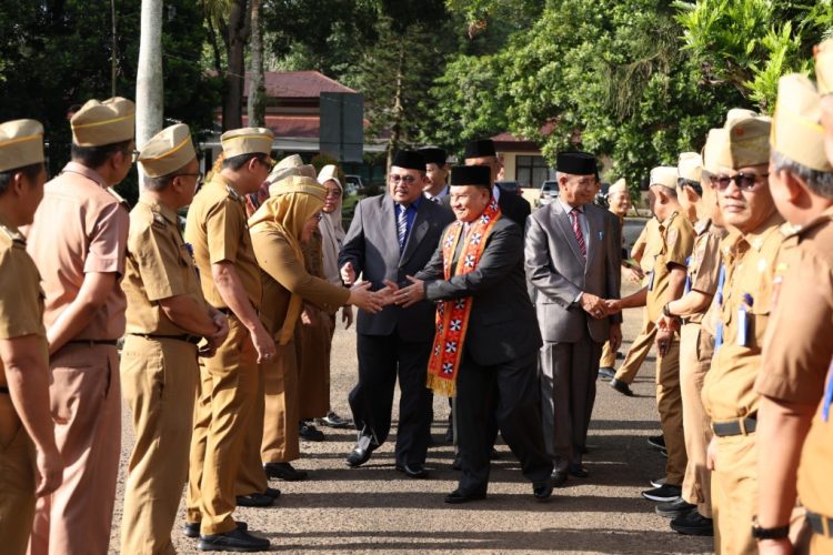 Hari Pertama Pimpin Apel, Parosil Mabsus Ajak ASN Tingkatkan Etos Kerja dan Disiplin