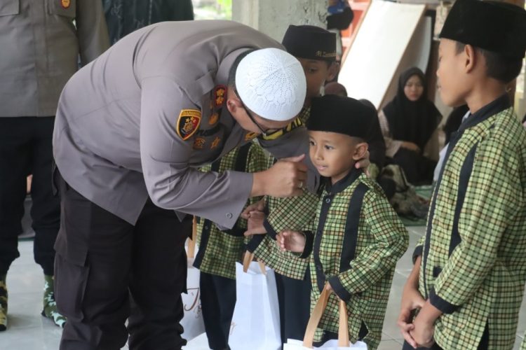 Polres Lampung Selatan dan Bhayangkari Berbagi Takjil, Tebarkan Berkah Ramadan untuk Santri
