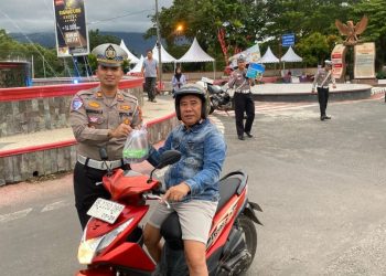 SatlantasBerbagi: Bagi-Bagi Takjil Gratis, Pengendara Dapat Edukasi Keselamatan di Lampung Selatan