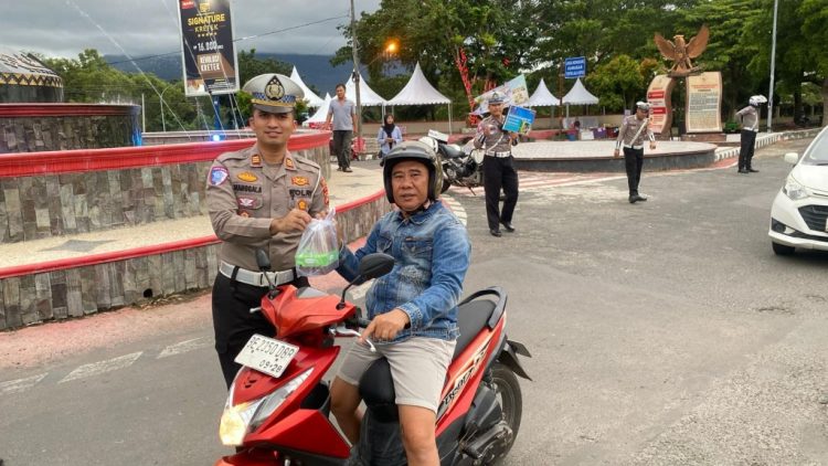 SatlantasBerbagi: Bagi-Bagi Takjil Gratis, Pengendara Dapat Edukasi Keselamatan di Lampung Selatan