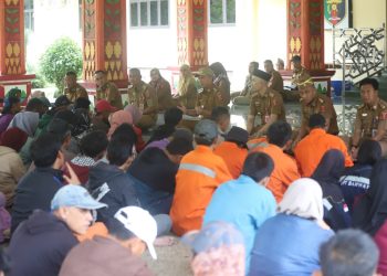 Bupati Parosil Hadiahkan Umrah untuk Petugas Kebersihan, Bentuk Apresiasi atas Dedikasi