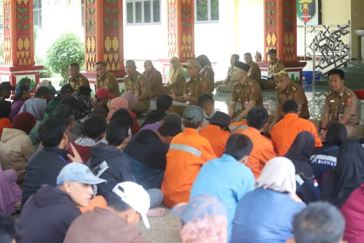 Bupati Parosil Hadiahkan Umrah untuk Petugas Kebersihan, Bentuk Apresiasi atas Dedikasi