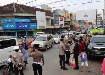 Polres Pringsewu Bersama Mahasiswa Berbagi Takjil, Wujudkan Kepedulian di Bulan Ramadan