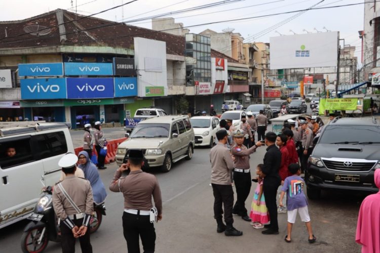 Polres Pringsewu Bersama Mahasiswa Berbagi Takjil, Wujudkan Kepedulian di Bulan Ramadan
