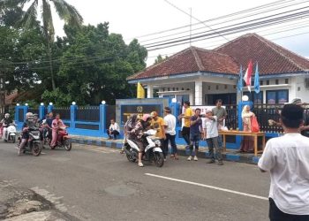 PWI Lampura Bagikan 1.000 Takjil, Eratkan Kebersamaan di Bulan Ramadan