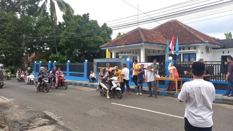 PWI Lampura Bagikan 1.000 Takjil, Eratkan Kebersamaan di Bulan Ramadan