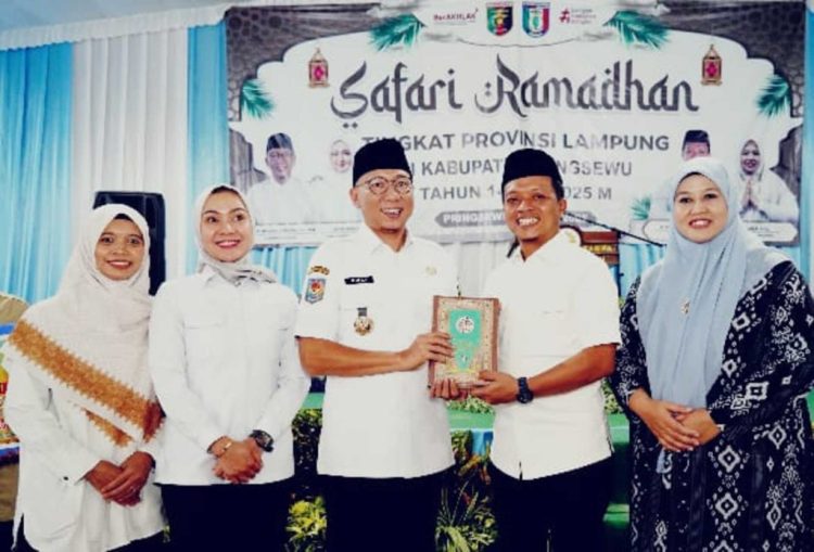 Bupati Pringsewu Serahkan Al-Quran Terjemahan Bahasa Lampung kepada Gubernur, Simbol Pelestarian Budaya dan Keagamaan