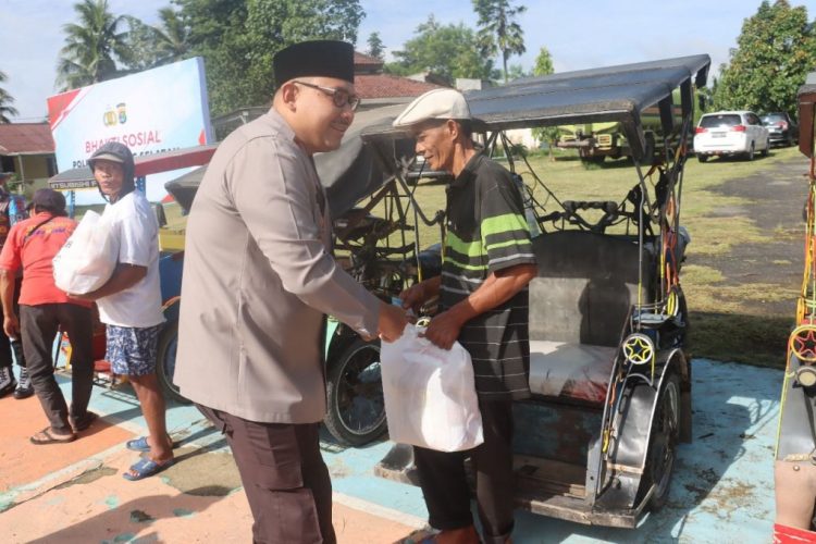 Polres Lampung Selatan Berbagi Berkah Ramadan: Santuni Tukang Becak dan Lansia